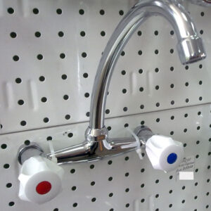 смесител стенен за кухня с 2 БЕЛИ ръкъкохватки 607