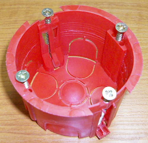 конзолна кутия за Г.К. 1-ен с винт и ПВС крачета  ГАЦА 70003.08