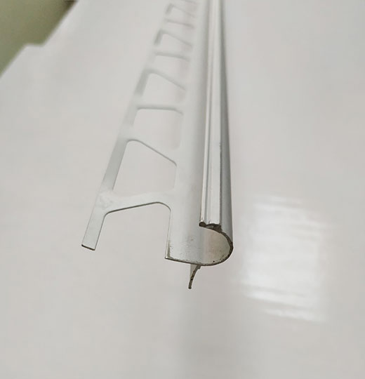 АЛУМ. ЛАЙСНА ЗА СТЪПАЛО -СРЕБРО 2,7м 1/40